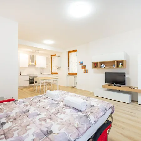 Arena Flat: Centre * Verona