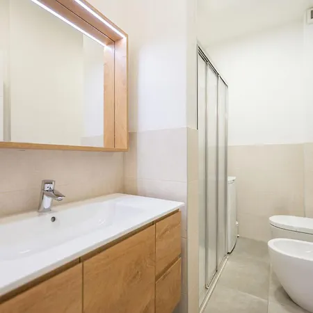 Arena Flat: Centre *