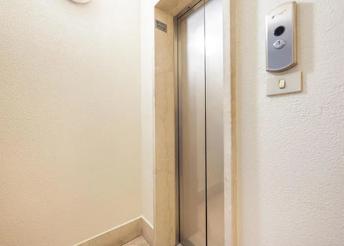 Arena Flat: Centre *