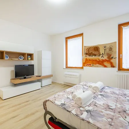 Arena Flat: Centre * Verona