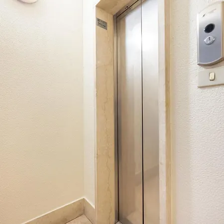 Arena Flat: Centre *